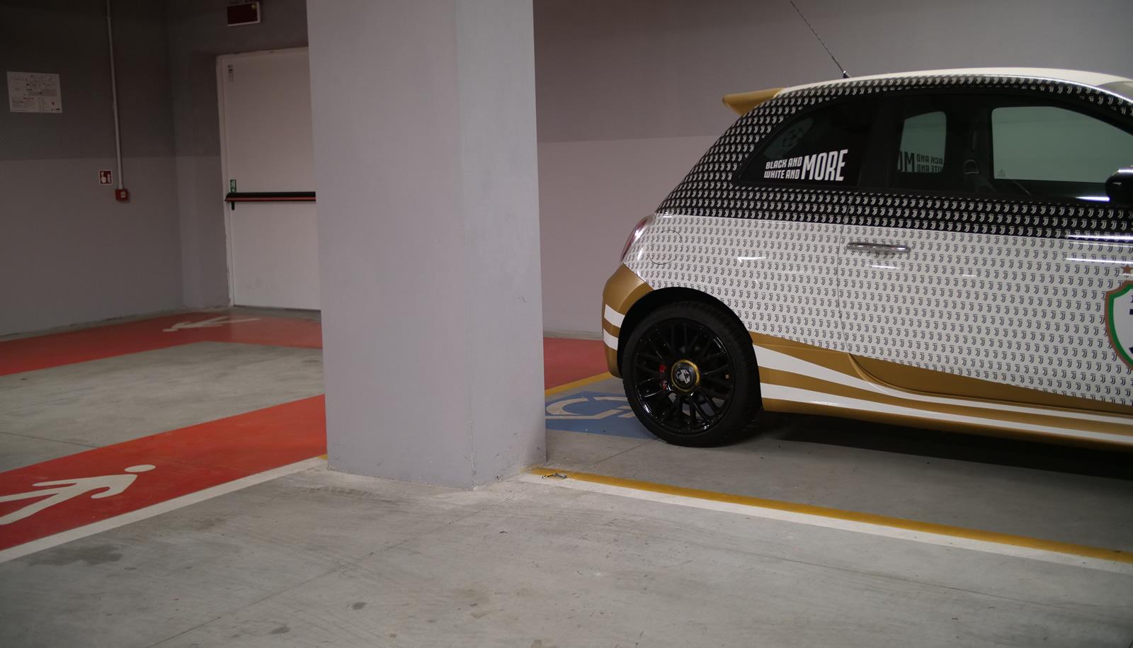 Auto parcheggiata in uno spazio per disabili in un garage.