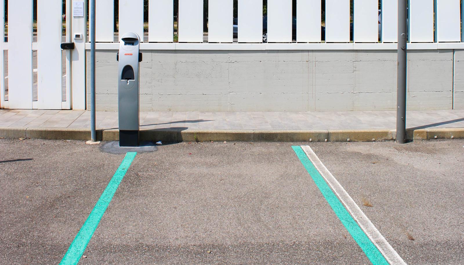 Parcheggio con colonnina di ricarica per auto elettriche.