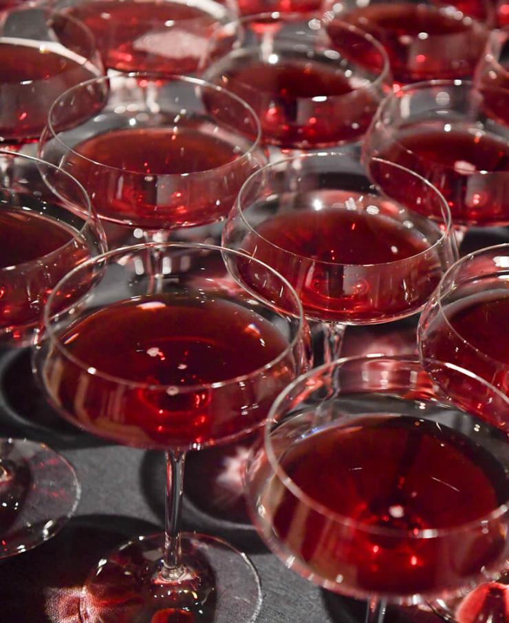 Bicchieri di vino rosso pronti per una festa elegante.